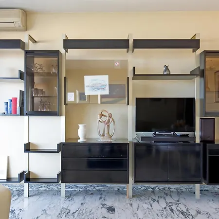 Gabriel Yourhosthelper Lejlighed